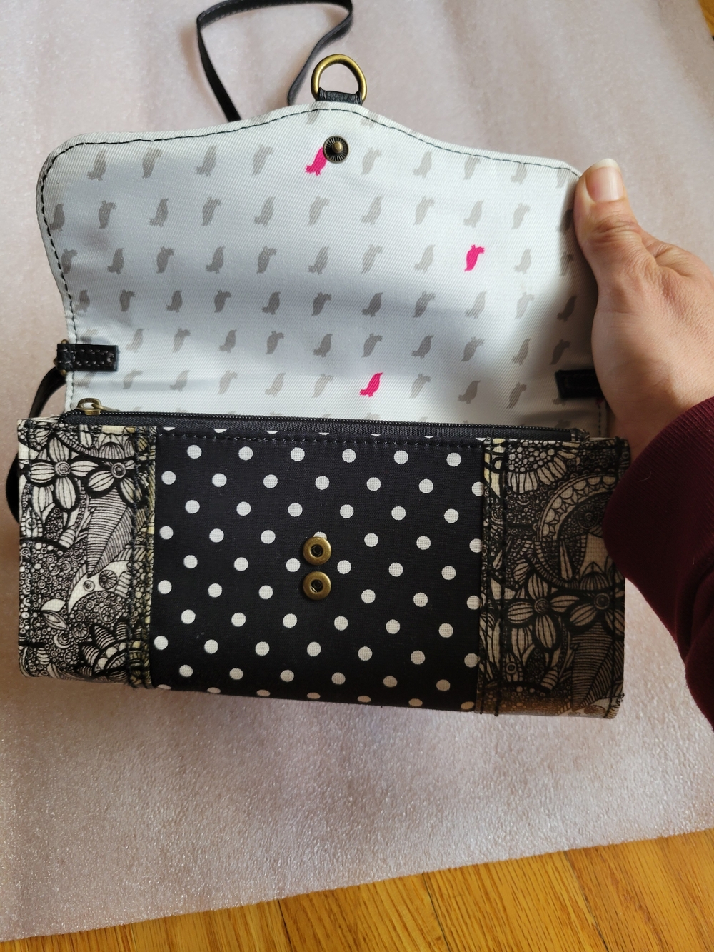 Sakroots Women’s Printed Black/Off White Adjustable Strap Crossbody Wallet/Purse - Picture 9 of 14